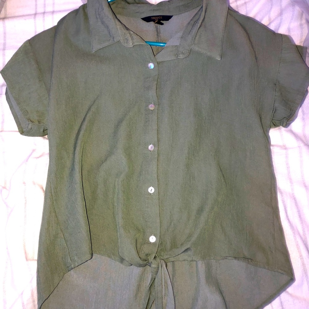 Green button down collard tee
